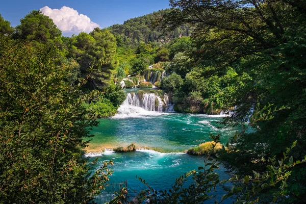 Vattenfall Och Grön Vattenfärgad Flod Krka Nationalpark Dalmatien Kroatien Nära — Stockfoto