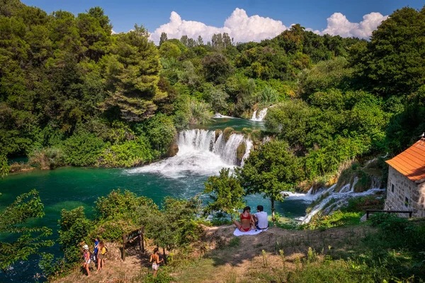 Mensen Kijken Naar Groene Watercolor Watervallen Krka National Park Dalmatië — Stockfoto