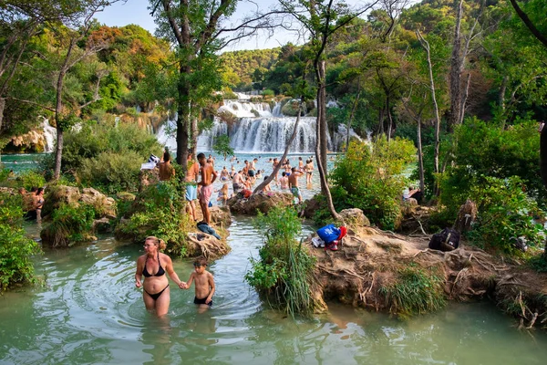 Άνθρωποι Που Κολυμπούν Στο Εθνικό Πάρκο Krka Δαλματία Κροατία Κοντά — Φωτογραφία Αρχείου