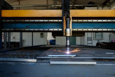 Plazma kesme makinesi, kalın metal kesim, metal kesme işlemi, marangozluk metal sanayi