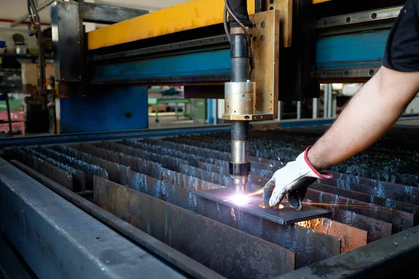 Plazma kesme makinesi, kalın metal kesim, metal kesme işlemi, marangozluk metal sanayi