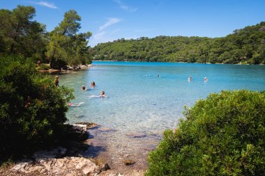Bir Mljet Milli Parkı küçük gölde insanlar, Mljet adası, Dalmaçya, Hırvatistan. Açık hava etkinlikleri. Seyahat hedefi.