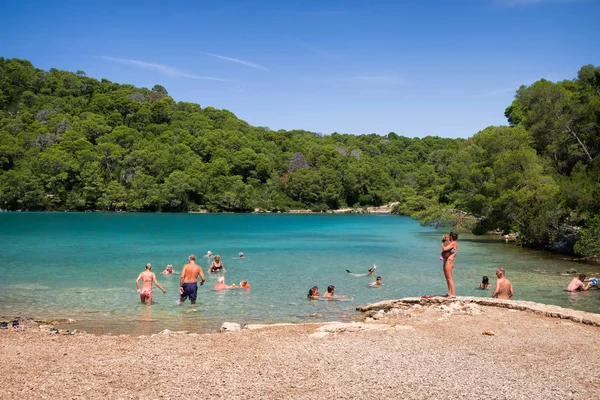 Bir Mljet Milli Parkı küçük gölde insanlar, Mljet adası, Dalmaçya, Hırvatistan. Açık hava etkinlikleri. Seyahat hedefi.