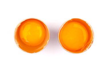 Yumurta yumurta kabuğu, sol normal yumurta ve sağda kötü çürük yumurta, beyaz arka plan, üst görünümü