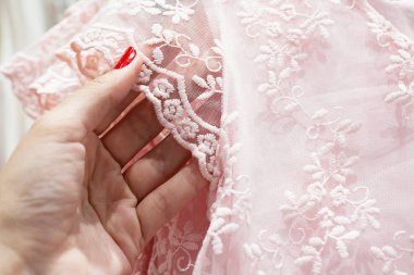 kız narin pembe dantel dokunur