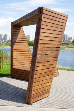 Nehir yakınındaki şehir parkında alışılmadık dekoratif ahşap tezgah