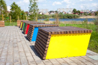 Nehir yakınındaki şehir parkında alışılmadık dekoratif ahşap tezgah