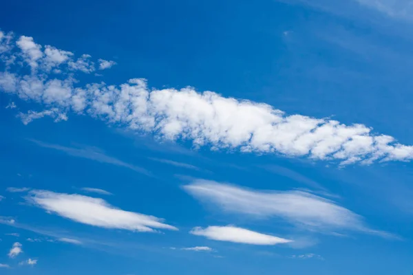 Bulutlar ve güneş ışığı ile güzel gökyüzü