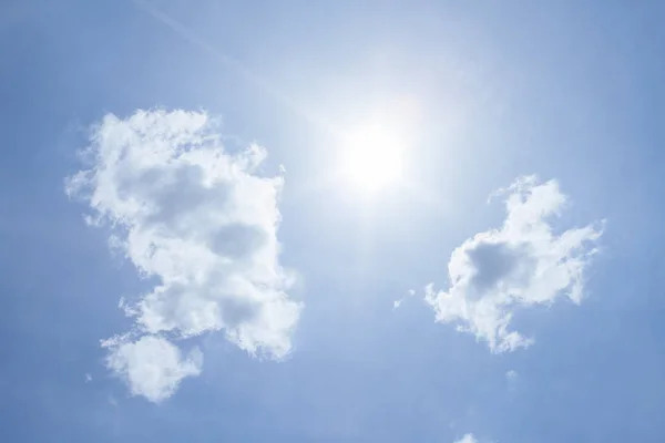 Bulutlar ve güneş ışığı ile güzel gökyüzü