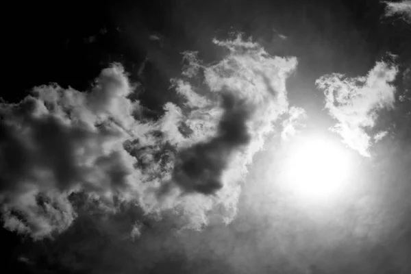 Bílé Nadýchané Mraky Obloze Černá Bílá Fotografie — Stock fotografie