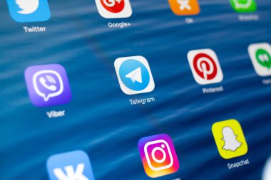 Kazan, Rusya - 3 Temmuz 2018: Sosyal medya simgeleri ile Apple ipad. Telgraf ortada. Ekranda Viber, Google, Instagram, Pinterest, Snapchat, Twitter, Vk uygulamaları.