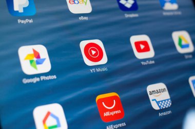 Kazan, Rusya - 3 Temmuz 2018: Sosyal medya simgeleri ile Apple ipad. Merkezde Yt Müzik