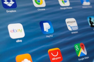 Kazan, Rusya - 3 Temmuz 2018: Sosyal medya simgeleri ile Apple ipad. Paypal ortada