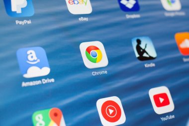 Kazan, Rusya - 3 Temmuz 2018: Sosyal medya simgeleri ile Apple ipad. Google Chrome merkezde