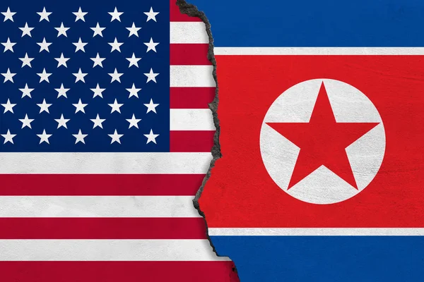 Vlajky Severní Koreje Usa Namalované Popraskané Stěně — Stock fotografie