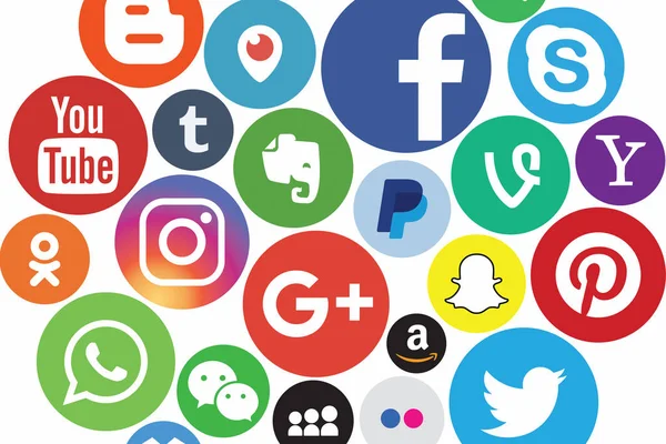 Kazan; Rusya - 26 Ekim; 2017: Kağıda basılmış popüler sosyal medya logolarının toplanması: Facebook; Twitter; Linkedin; Instagram; Whatsapp; Youtube; Blogger ve diğerleri