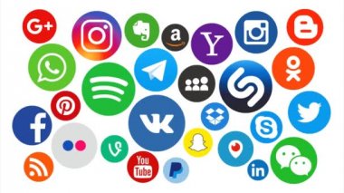Kazan, Rusya - 27 Şubat 2018: Popüler sosyal medya logolarının animasyonu: Instagram, Facebook, Twitter, Youtube, Whatsapp, Linkedin, Pinterest, Blogger ve diğerleri, siyah arka plan.