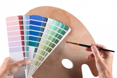 Beyaz arka planda fırçalı eller, renk örnekleri ve boş palet