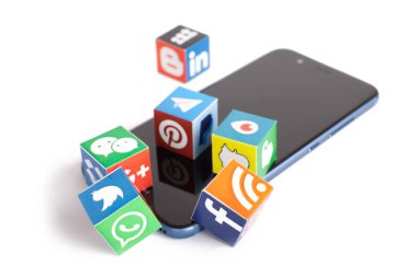Kazan, Rusya - 27 Ocak 2018: Popüler sosyal medya logolu kağıt küpler akıllı telefonda yatıyor