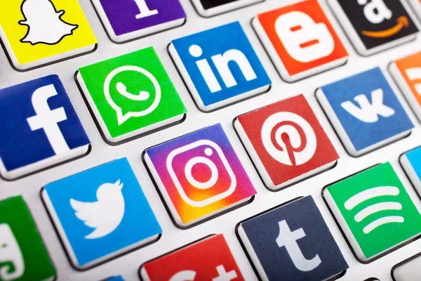 Kazan, Rusya - 20 Kasım 2017: Sosyal ağ markasının çıkartmalara basılmış ve bilgisayar klavyesine yerleştirilen sosyal medya logokoleksiyonu.