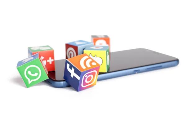 俄罗斯喀山 2018年1月27日 带有流行社交媒体标志的纸立方体位于智能手机上 — 图库照片