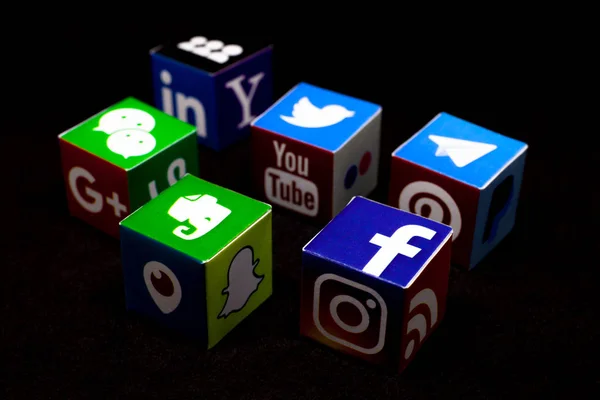 Kazan, Rusya - 20 Aralık 2017: Popüler sosyal medya logoları ile kağıt küpleri: Facebook, Twitter, Linkedin, Instagram, Whatsapp, Youtube, Blogger ve diğer.