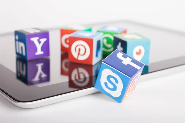 Kazan, Rusya - 27 Ocak 2018: Popüler sosyal medya logolu kağıt küpler tablet Pc'de yatıyor