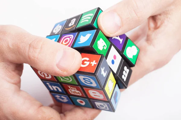 Kazan, Rusya - 27 Ocak 2018: Yapışkan kağıda basılmış popüler sosyal medya logolarının bir koleksiyonu olan bir küp adam eli tutuyor: Facebook, Twitter, Linkedin, Instagram, Whatsapp, Youtube ve diğer.