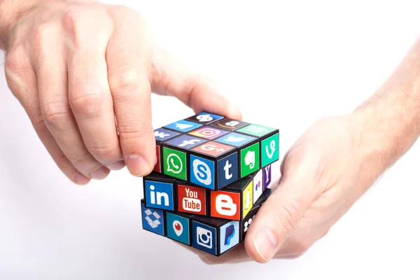 Kazan, Rusya - 27 Ocak 2018: Yapışkan kağıda basılmış popüler sosyal medya logolarının bir koleksiyonu olan bir küp adam eli tutuyor: Facebook, Twitter, Linkedin, Instagram, Whatsapp, Youtube ve diğer.