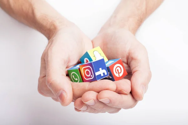 Kazan, Rusya - 27 Ocak 2018: popüler sosyal medya logoları ile erkek eli kağıt küpleri tutuyor: Facebook, Twitter, Linkedin, Instagram, Whatsapp, Youtube, Blogger ve diğer.