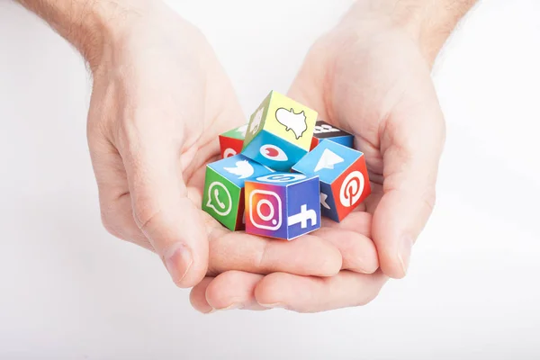 Kazan, Rusya - 27 Ocak 2018: popüler sosyal medya logoları ile erkek eli kağıt küpleri tutuyor: Facebook, Twitter, Linkedin, Instagram, Whatsapp, Youtube, Blogger ve diğer.