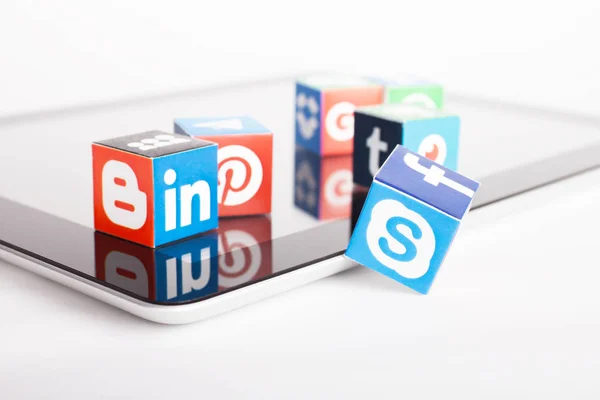 Kazan, Rusya - 27 Ocak 2018: Popüler sosyal medya logolu kağıt küpler tablet Pc'de yatıyor