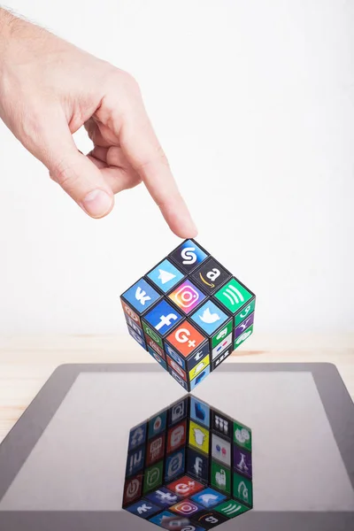 Kazan, Rusya - 27 Ocak 2018: İnsan eli, tablet Pc'de popüler sosyal medya logolarının toplanmasını içeren bir küp tutuyor