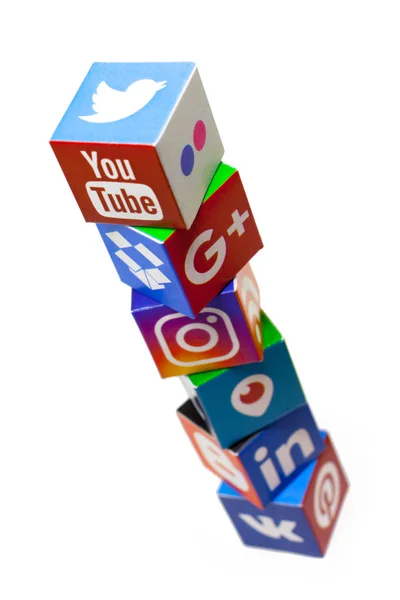 Kazan, Rusya - 20 Aralık 2017: Popüler sosyal medya logoları ile kağıt küpleri: Facebook, Twitter, Linkedin, Instagram, Whatsapp, Youtube, Blogger ve diğer. Küpler bir kulede yapılır