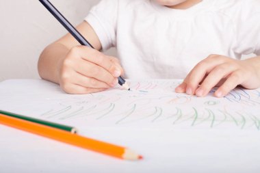 Kız renkli kalemler çizer