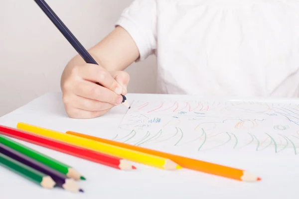 Kız renkli kalemler çizer