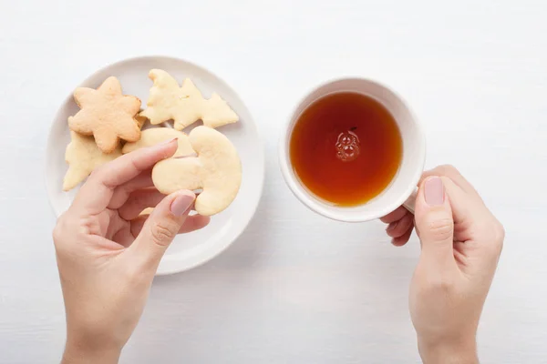 Mãos Mulher Com Xícara Chá Cookies — Fotografia de Stock