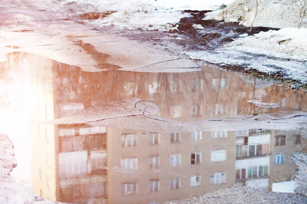 Poça Profunda Com Pedaços Neve Derrete Estrada Cidade Durante Derretimento — Fotografia de Stock