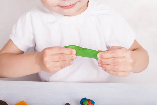 Çocukların küçük motor becerilerinin geliştirilmesi. Plastikten kız kalıpları