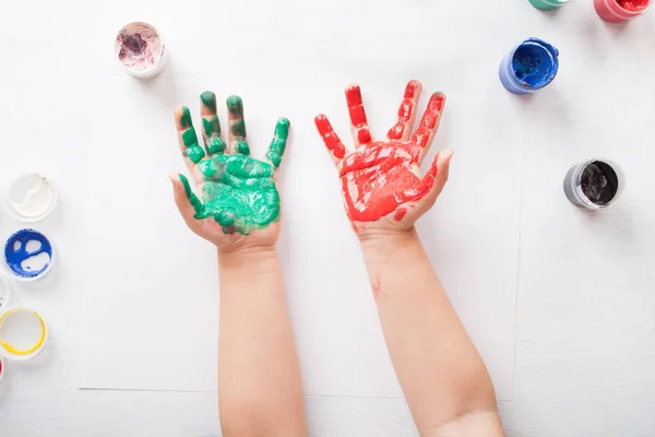 çocuk el izlerini kağıda bırakır.