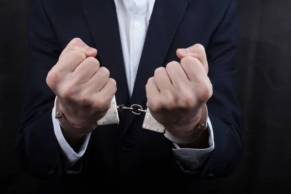 Siyah arka plan üzerine kelepçeli işadamı