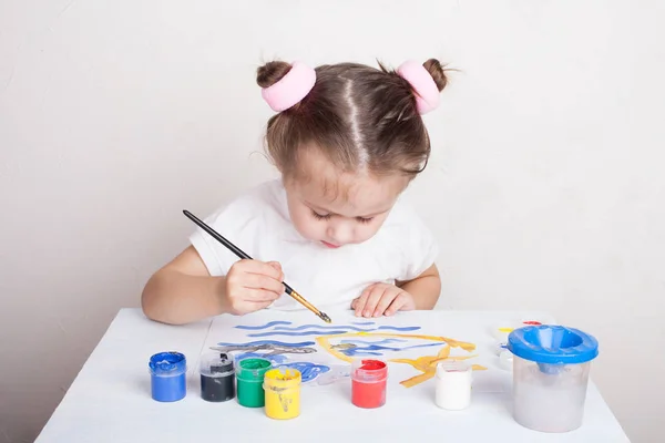 Dziewczynka Rysuje Farbach Kolorowych — Zdjęcie stockowe