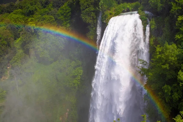 Um arco-íris sobre as Cataratas Marmore — Fotografia de Stock