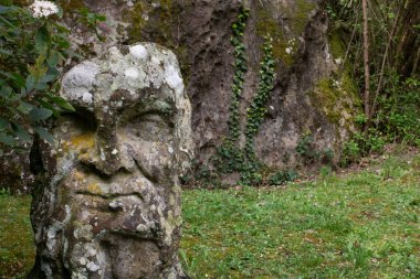 Bomarzo canavarlarının parkında heykel