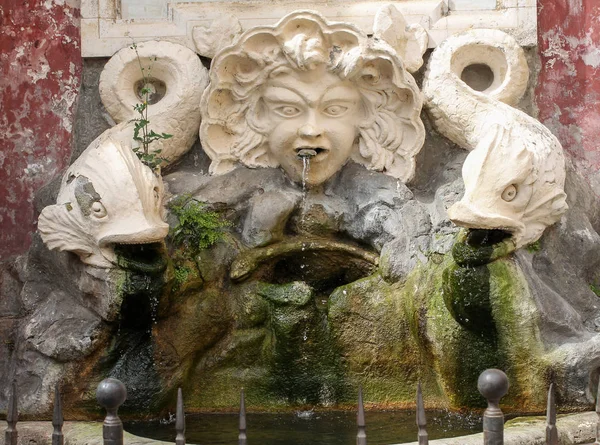 Старовинний фонтан у Черветі — стокове фото