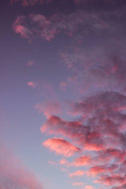 günbatımı pembe bulutlara