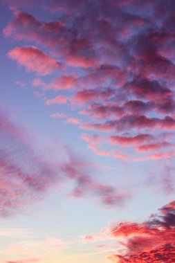 günbatımı pembe bulutlara