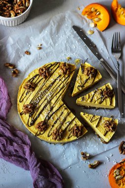 Ceviz ve bitter çikolata ile çiğ vegan kabak cheesecake