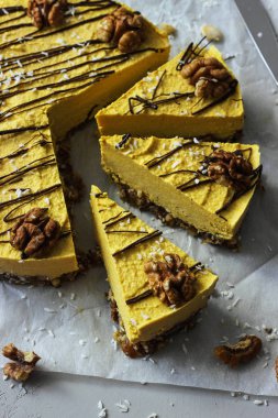 Ceviz ve bitter çikolata ile çiğ vegan kabak cheesecake