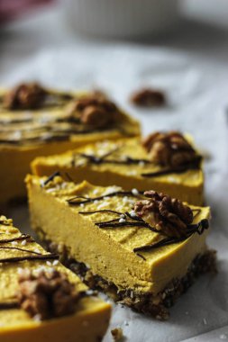 Ceviz ve bitter çikolata ile çiğ vegan kabak cheesecake